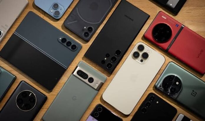 ISLAMABAD – Pakistan imported mobile phones worth $1.36 billion during the first eleven months of the ongoing fiscal year (FY25), marking a 16.31% decline compared to the $1.62 billion recorded in the same period last year, according to newly released data from the Pakistan Bureau of Statistics (PBS). The drop became even more noticeable in May 2025, when imports of mobile devices fell 35.83% year-on-year, and 19.61% month-on-month compared to April. The decline points to either reduced consumer demand or more stringent import regulations placed on electronic goods. While mobile phone imports dipped, Pakistan’s overall exports showed positive momentum, rising 5.15% to $29.56 billion between July and May of FY25. The steady increase reflects ongoing efforts to enhance export-led growth and reduce the country’s dependency on imported goods. However, overall imports climbed by 7.50%, reaching $53.55 billion, up from $49.82 billion in the same timeframe last year. This rise is largely attributed to higher import bills for fuel, raw materials, and industrial machinery. Despite some improvements in exports, the persistent trade imbalance remains a challenge. The widening gap between exports and imports continues to strain Pakistan’s current account and foreign exchange reserves. Officials are expected to keep a close eye on these trends as they navigate key economic and trade policy decisions.